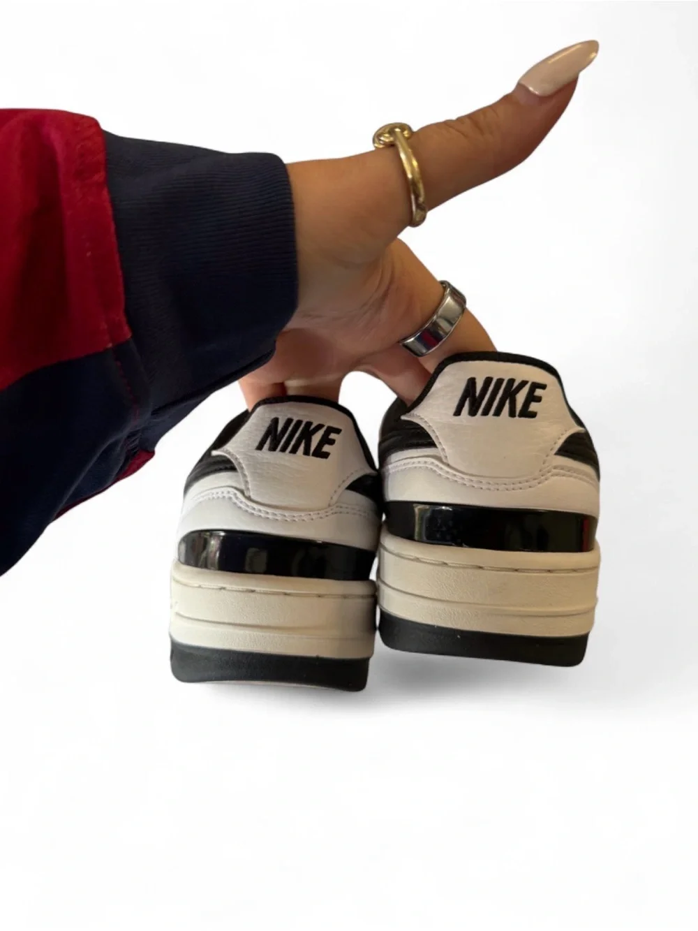 Nike Womens White and Black Low-Top Sneakers